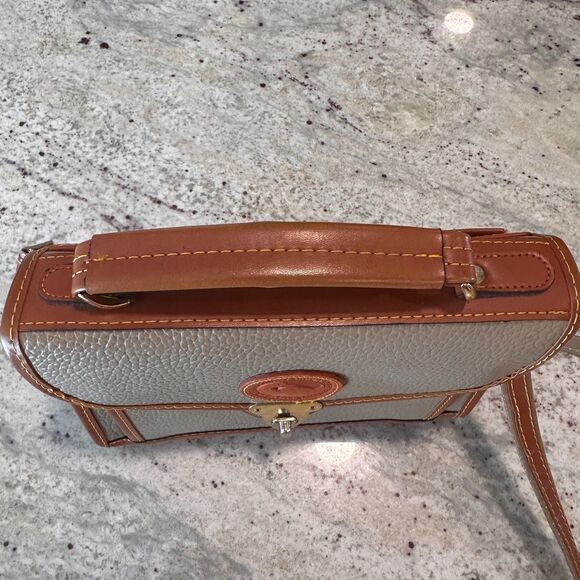 Dooney & Bourke Vtg Crossbody Carrier Bag Turn Lock All Weather Leather Pebbled - Picture 6 of 11